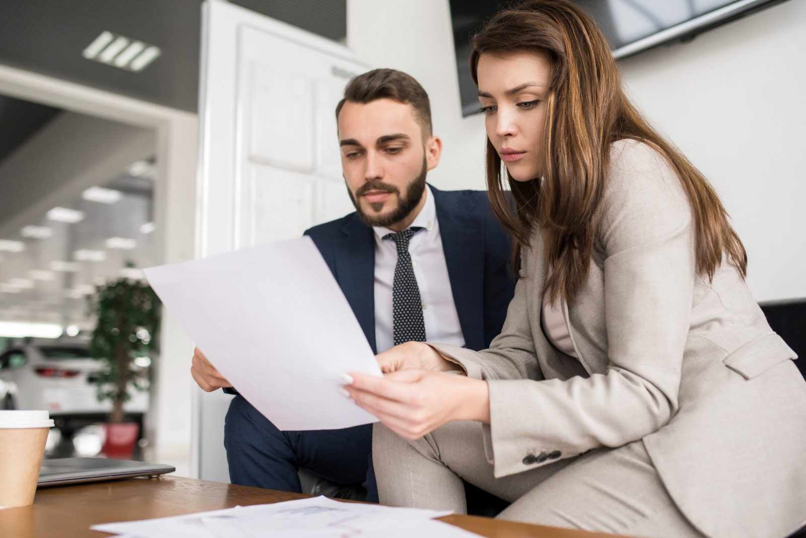 Arbeitszeugnis Führungs­kraft: Ihre Rechte und die typischen Fall­stricke